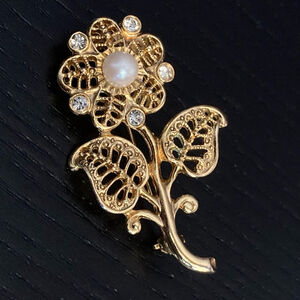Sold-Gold Flower Brooch with Pearl and Rhinestones